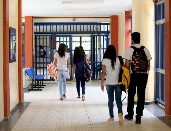 Bolsonaro veta atendimento de psicólogo e assistente social nas escolas públicas